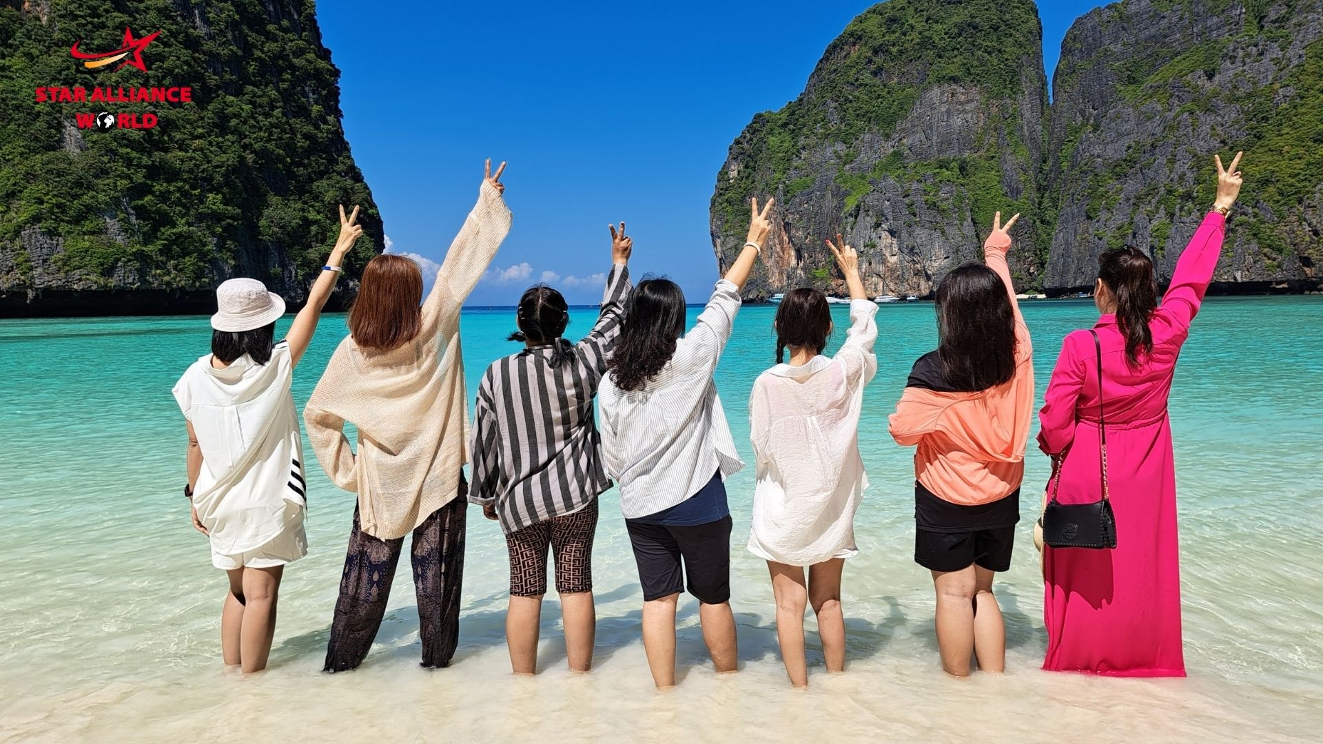 ถ่ายรูปเป็นที่ระลึก ณ อ่าวมาหยา