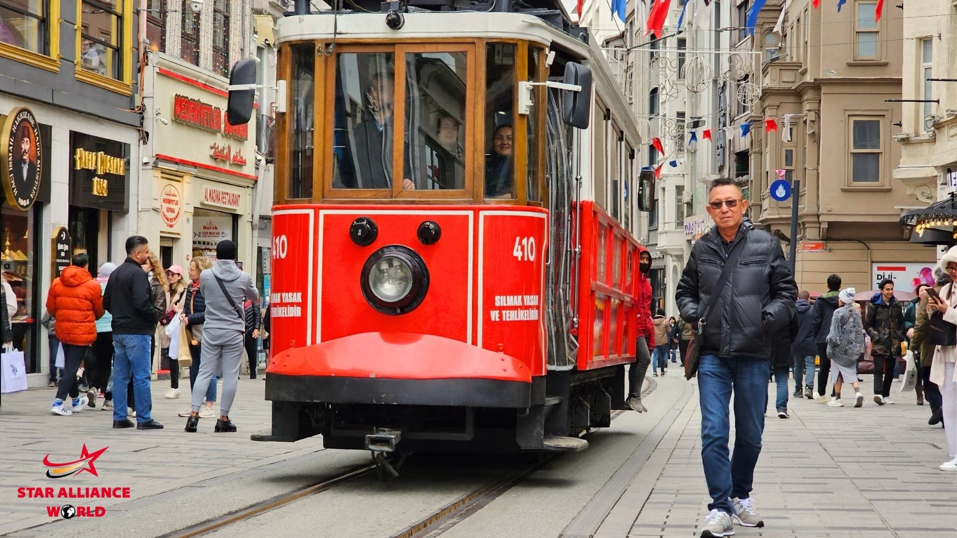 ช๊อปปิ้งในย่าน  ทักซิม (Taksim) ถ่ายรูปกับรถรางโบราณ
