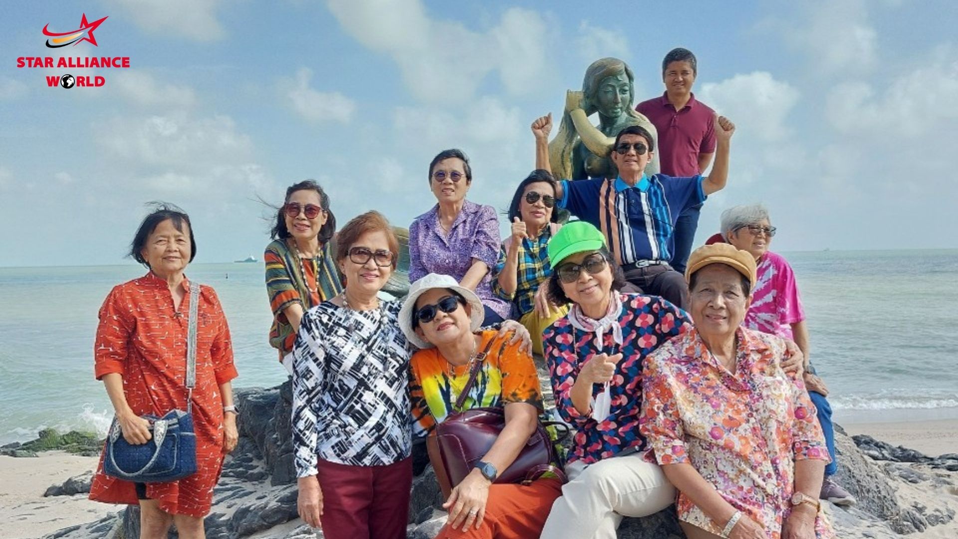 ภายภาพรวมกับรูปปั้นนางเงือก สัญลักษณ์ของหาดแหลมสมิหลา