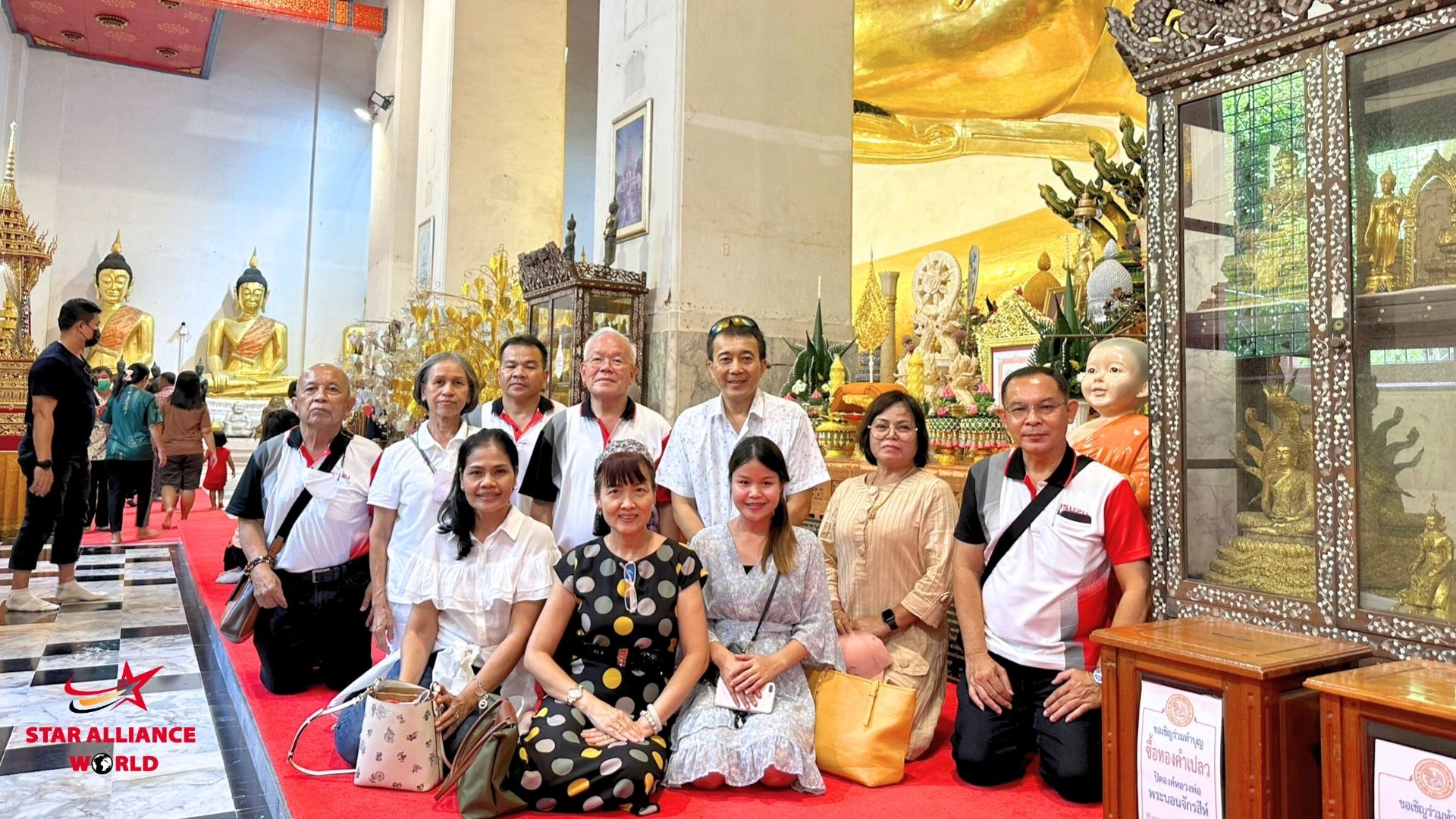 - ถ่ายรูปหมู่ ณ วัดพระนอนจักรสีห์วรวิหาร  จ.สิงห์บุรี -