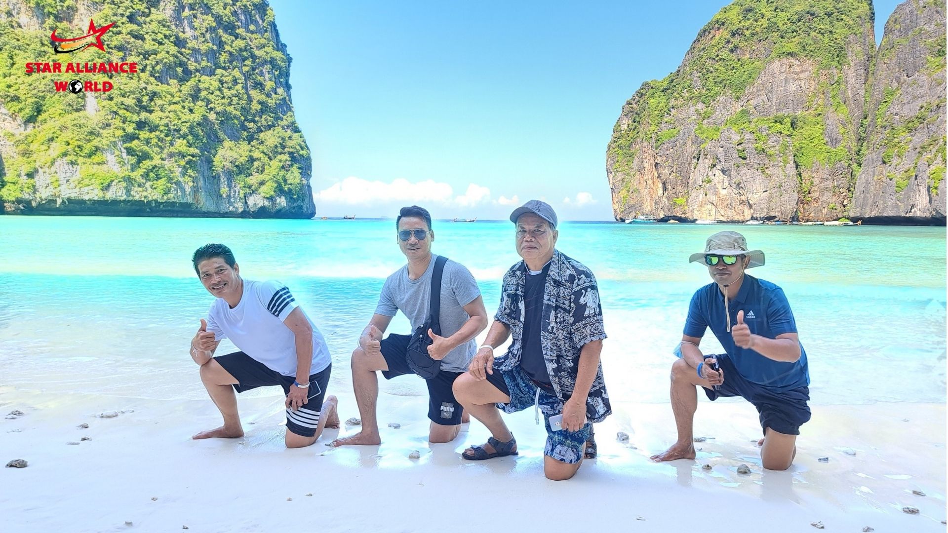 ถ่ายรูปเป็นที่ระลึก ณ อ่าวมาหยา